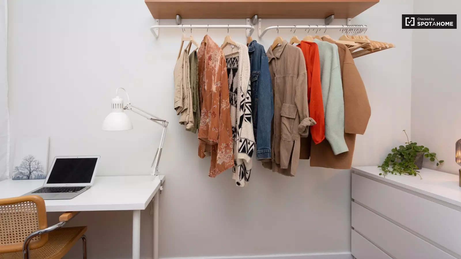 Habitación amueblada en piso compartido de 6 personas en Gràcia · 4
