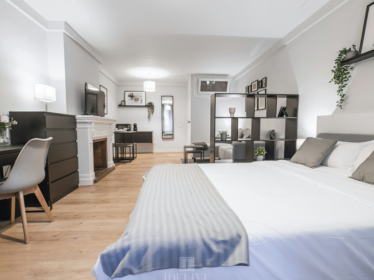 Furnished room in a 6-person shared flat in Sarrià–Sant Gervasi · 3