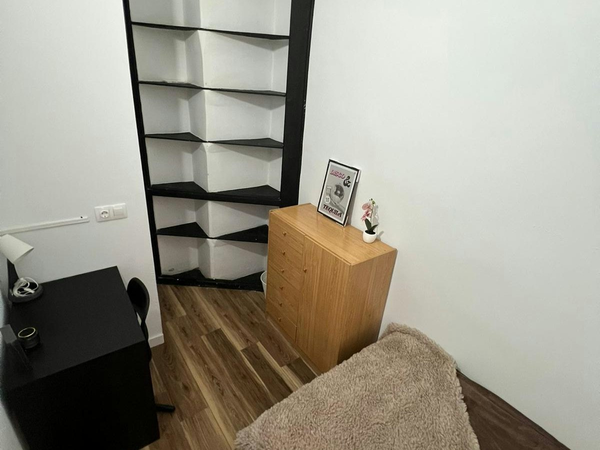Habitación amueblada en piso compartido de 6 personas en Ciutat Vella · 2