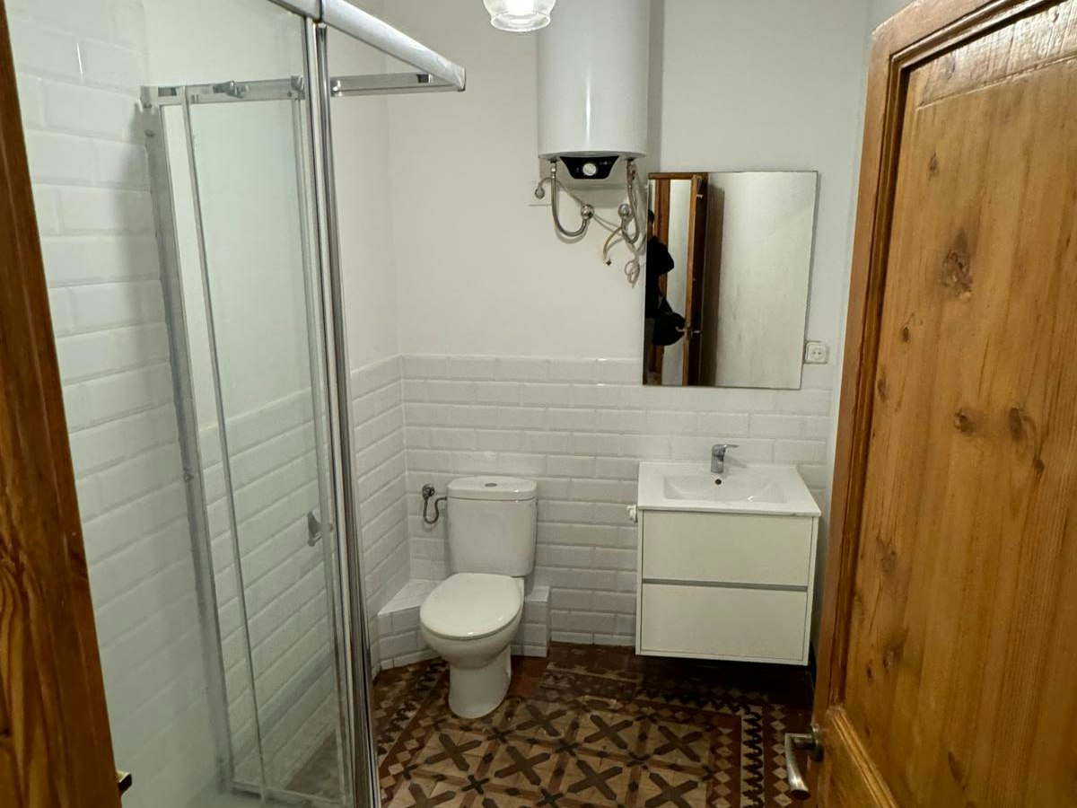 Habitación amueblada en piso compartido de 6 personas en Ciutat Vella · 3