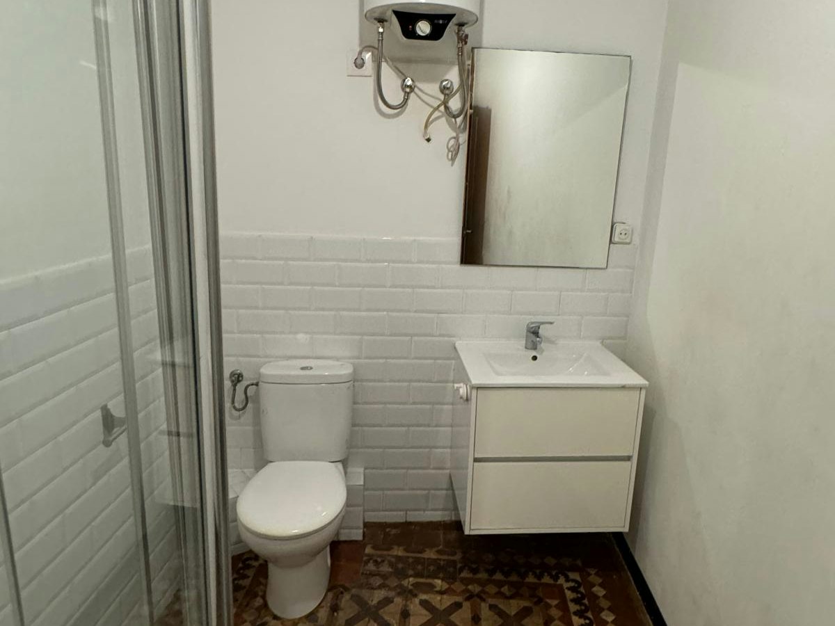 Habitación amueblada en piso compartido de 6 personas en Ciutat Vella · 4