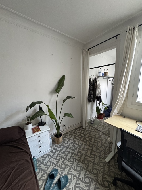 Room in a 3-person shared flat in Eixample · 2