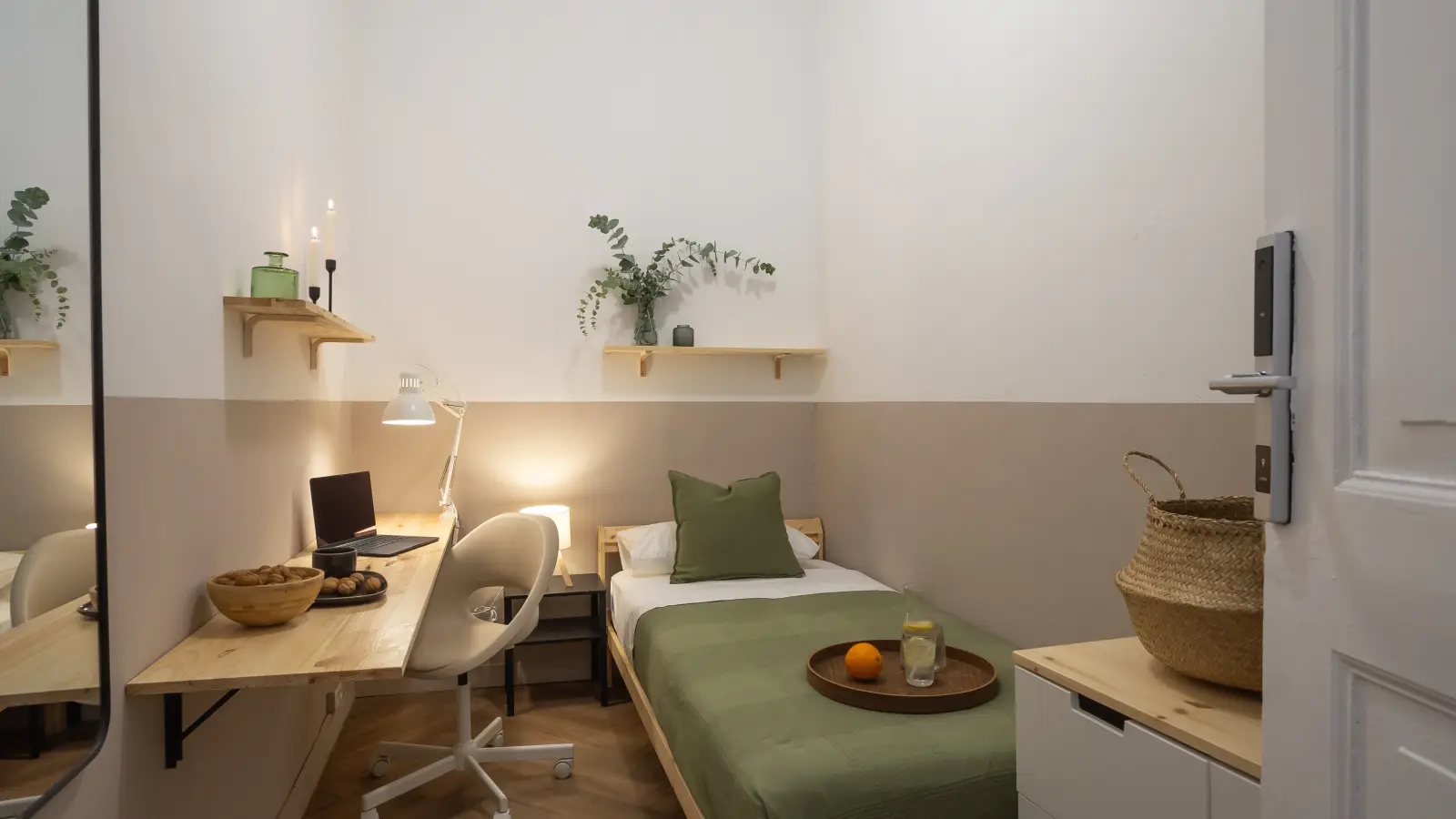 Habitación amueblada en piso compartido en Ciutat Vella · 2