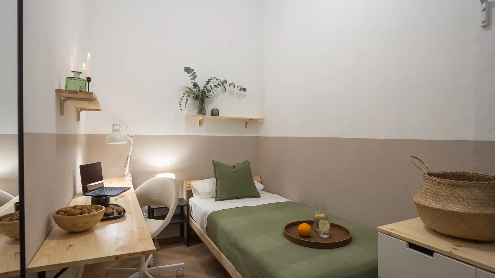 Habitación amueblada en piso compartido en Ciutat Vella · 3