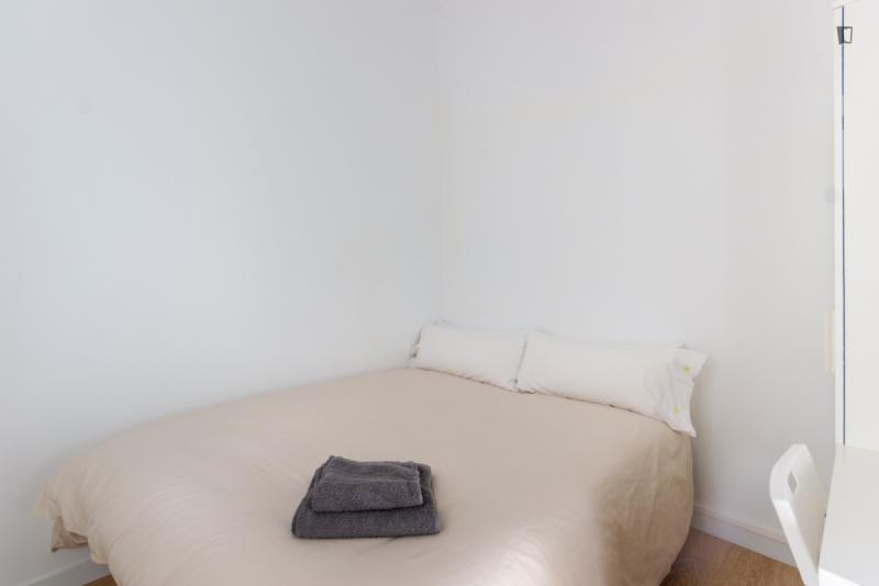 Furnished room in a 4-person shared flat in L'Hospitalet · 3