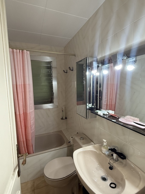 Room in a 3-person shared flat in Eixample · 4