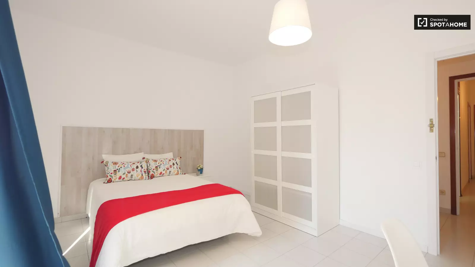 Furnished room in a 5-person shared flat in Ciutat Vella · 2