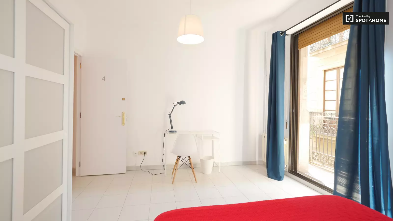 Furnished room in a 5-person shared flat in Ciutat Vella · 3