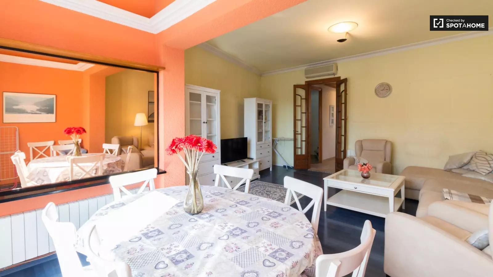 Furnished 4-bedroom flat in Eixample, 100 m² · 4