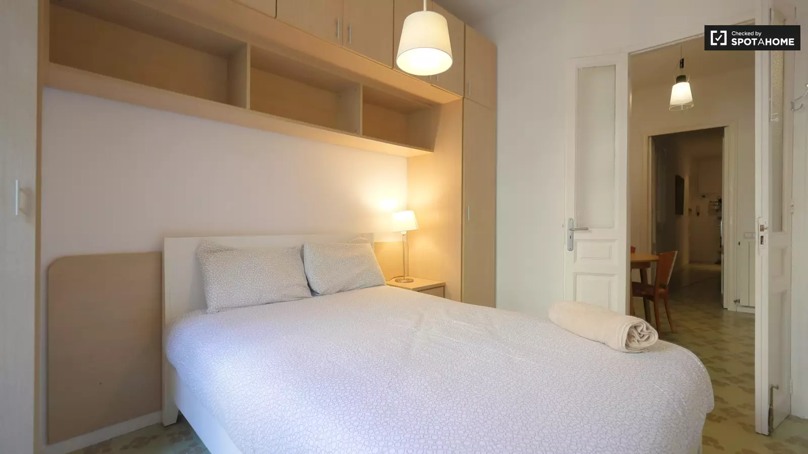 Habitación amueblada en piso compartido en Eixample · 2