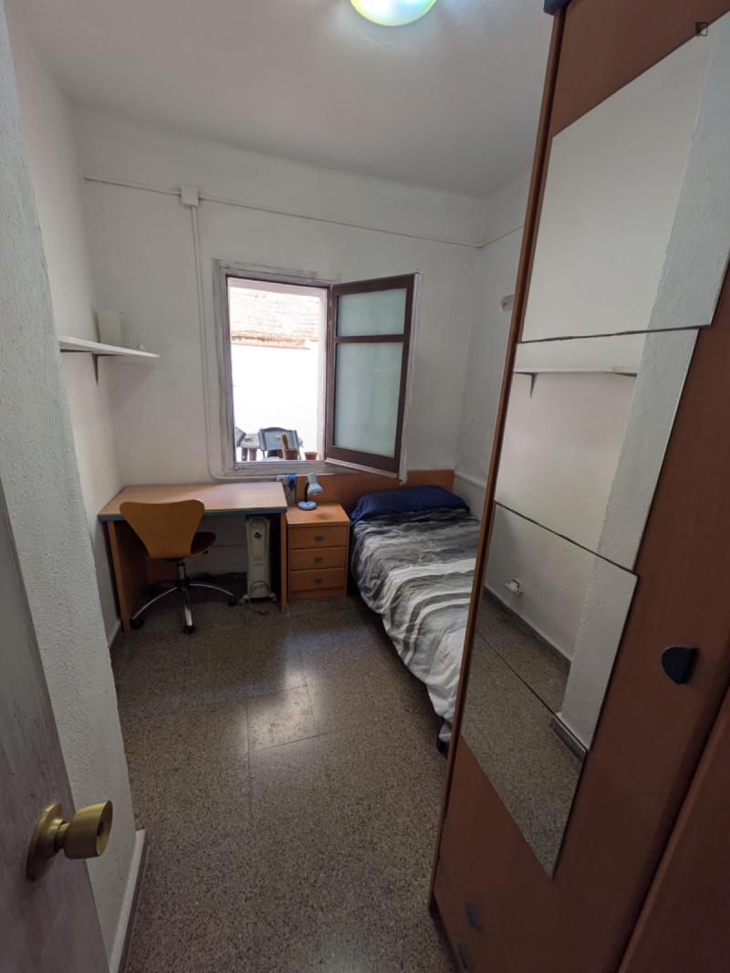 Habitación amueblada en piso compartido de 5 personas en Eixample · 3