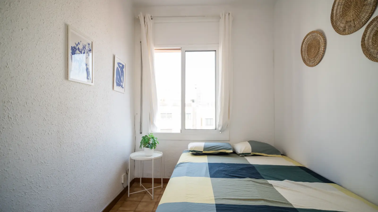 Furnished room in a 8-person shared flat in Eixample · 2