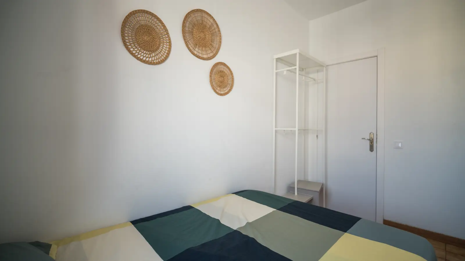 Furnished room in a 8-person shared flat in Eixample · 3