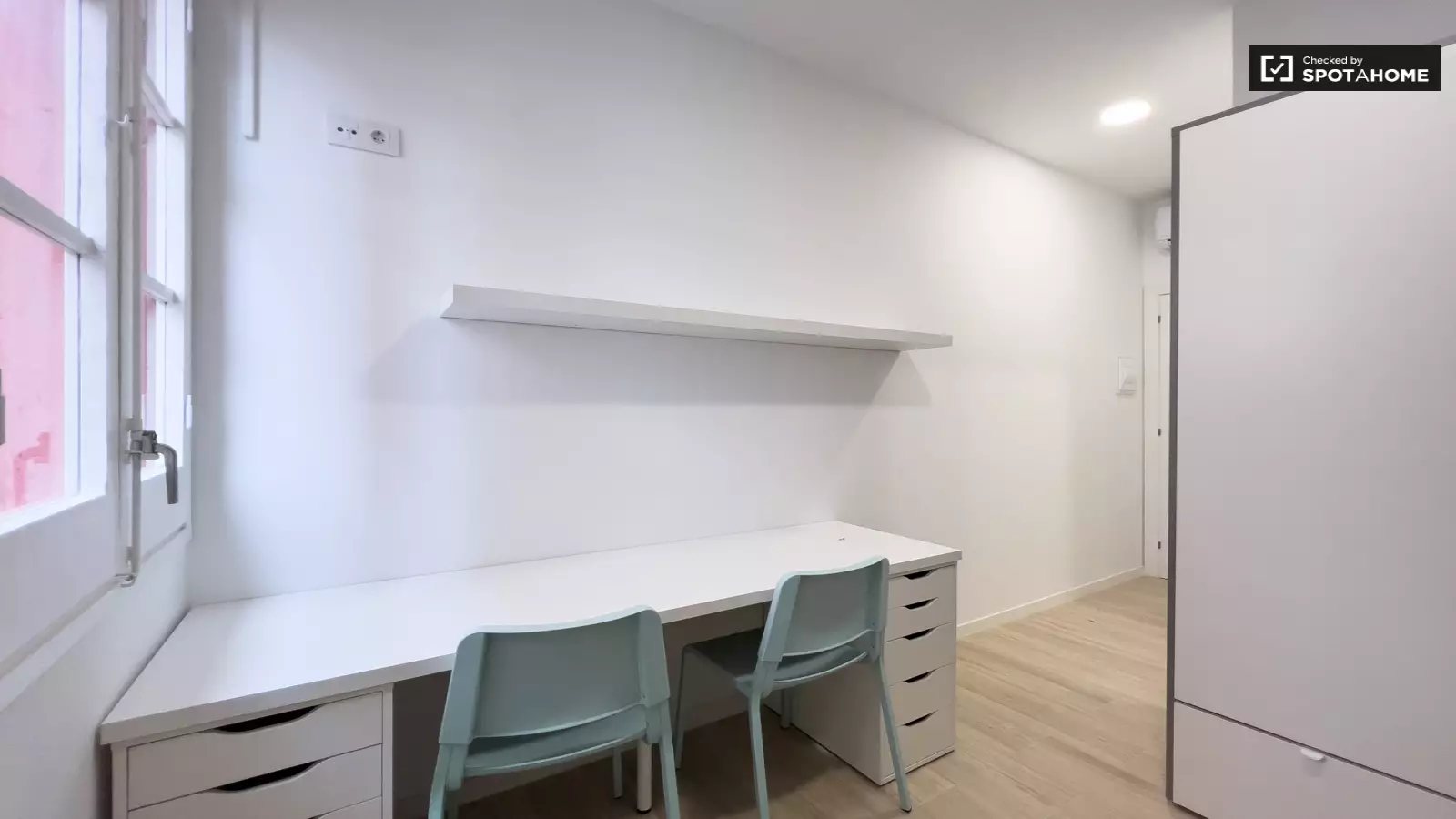 Furnished room in a 12-person shared flat in Sants-Montjuïc · 2