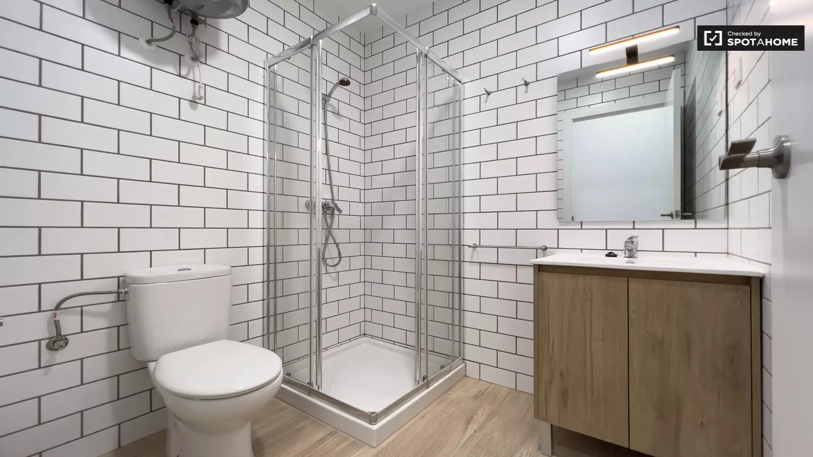 Furnished room in a 12-person shared flat in Sants-Montjuïc · 3