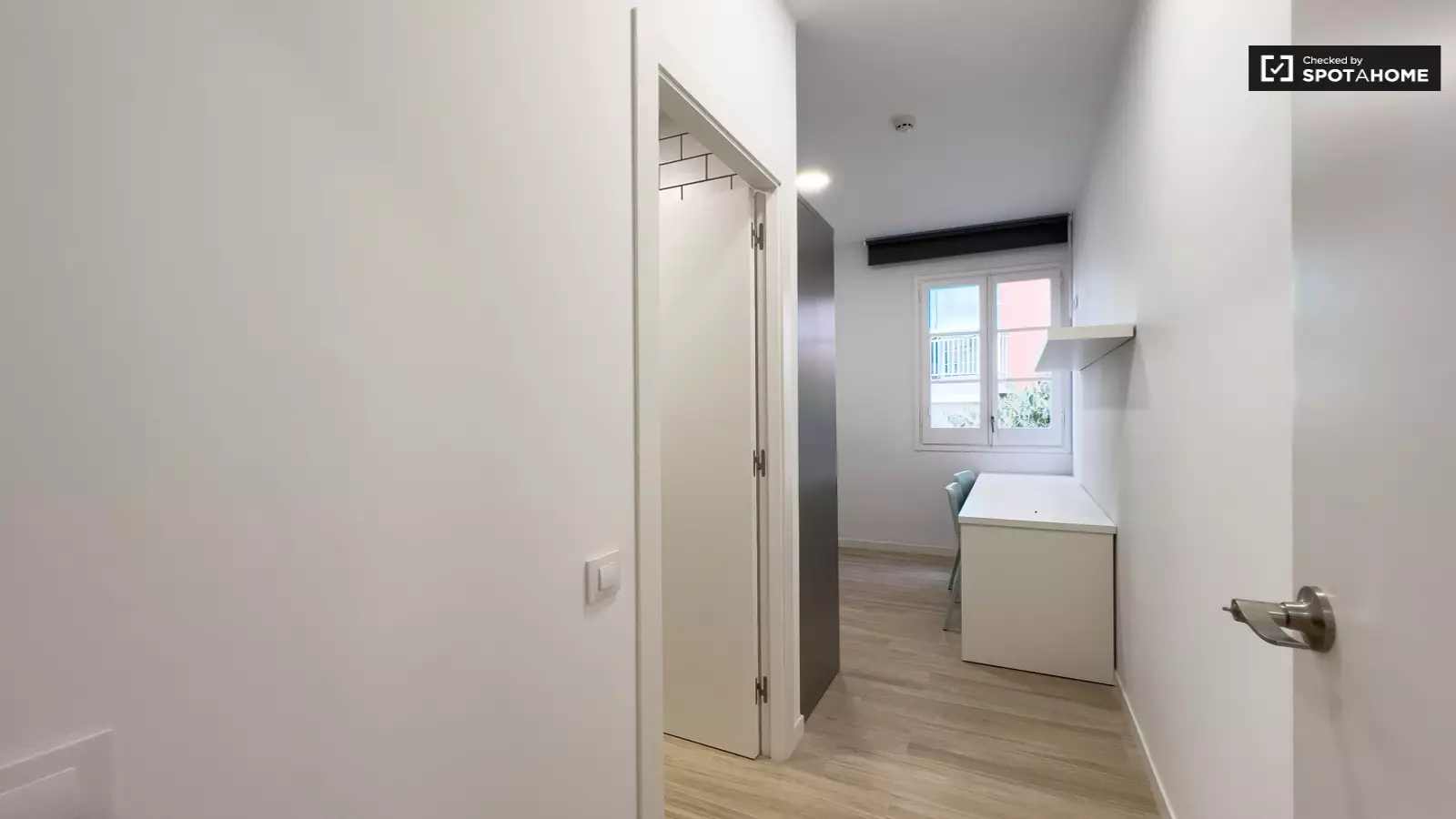 Furnished room in a 12-person shared flat in Sants-Montjuïc · 4
