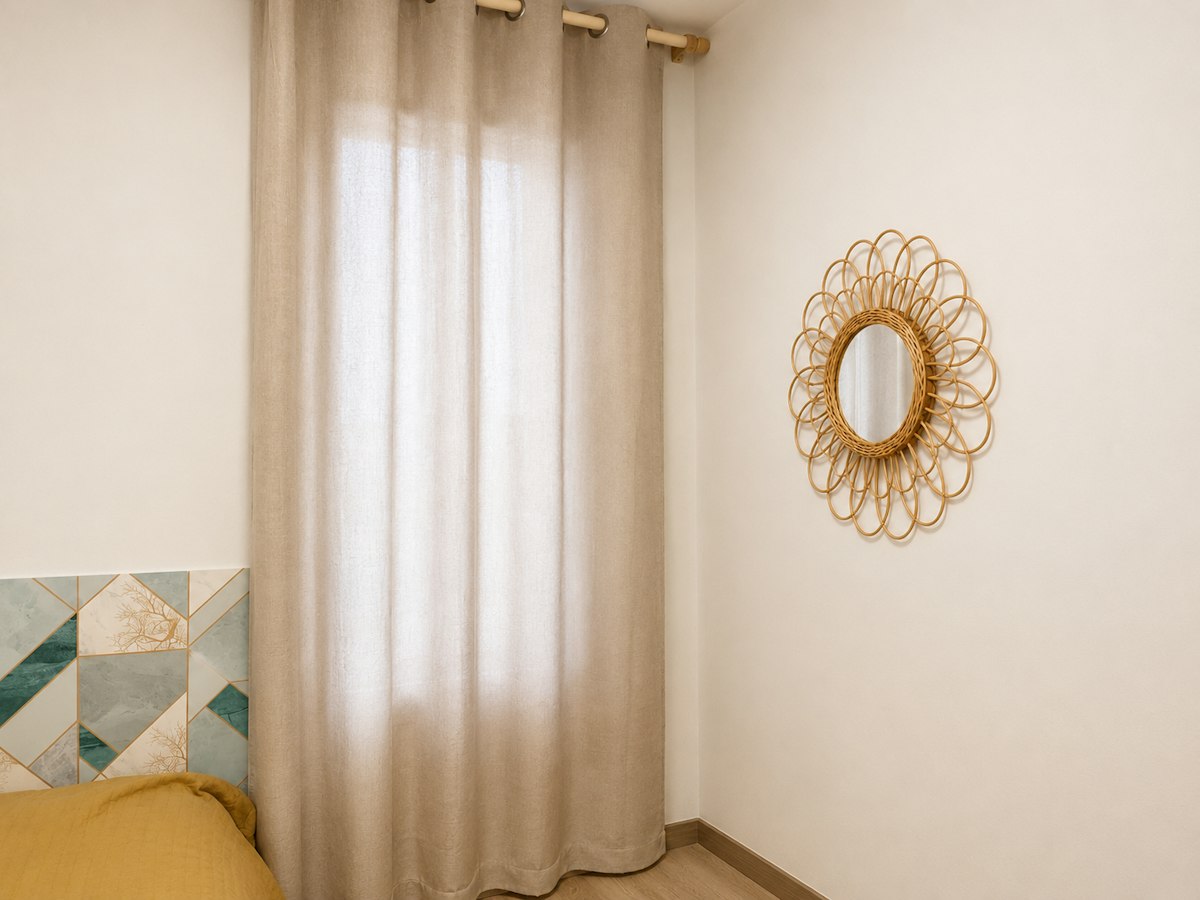 Furnished room in a 4-person shared flat in Ciutat Vella · 4