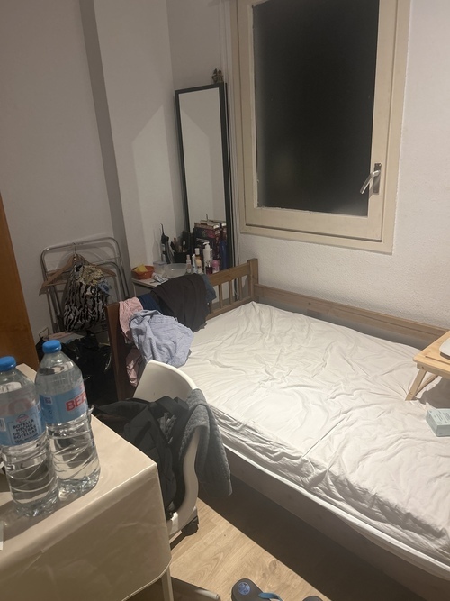 Habitación en piso compartido de 5 personas en Barcelona · 2
