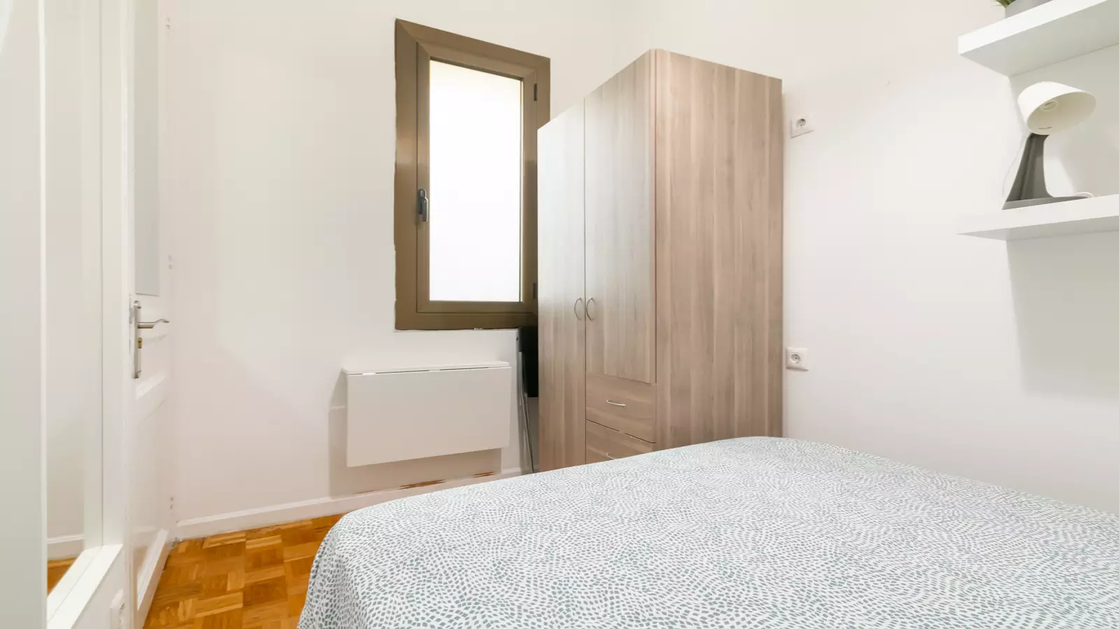 Furnished room in a shared flat in Eixample · 2