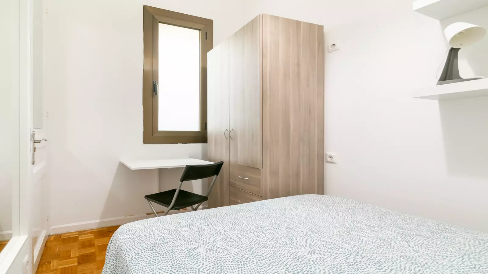 Furnished room in a shared flat in Eixample · 3