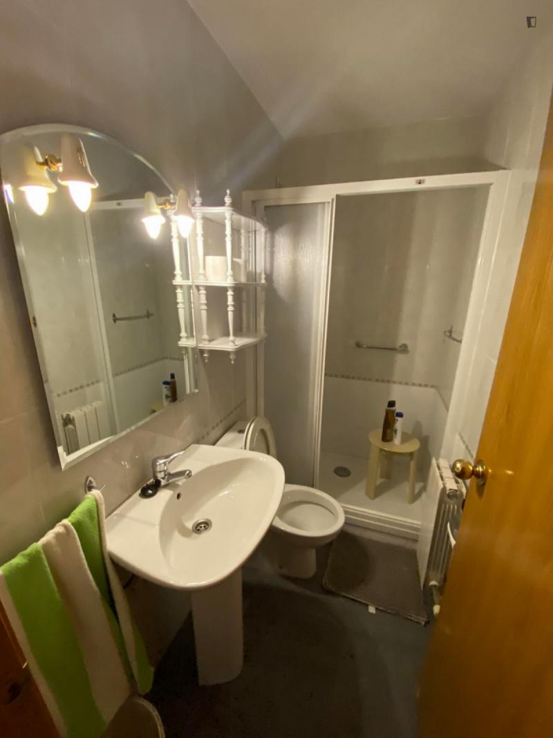 Habitación amueblada en piso compartido de 3 personas en Eixample · 3