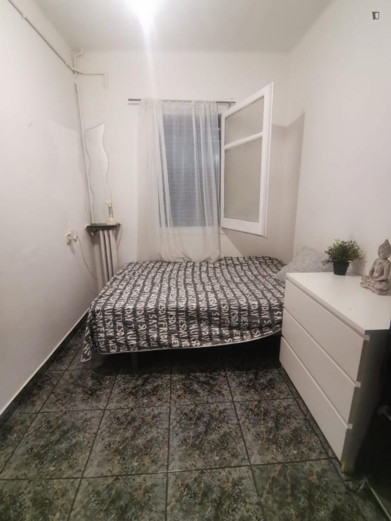 Furnished room in a 4-person shared flat in Sants-Montjuïc · 2