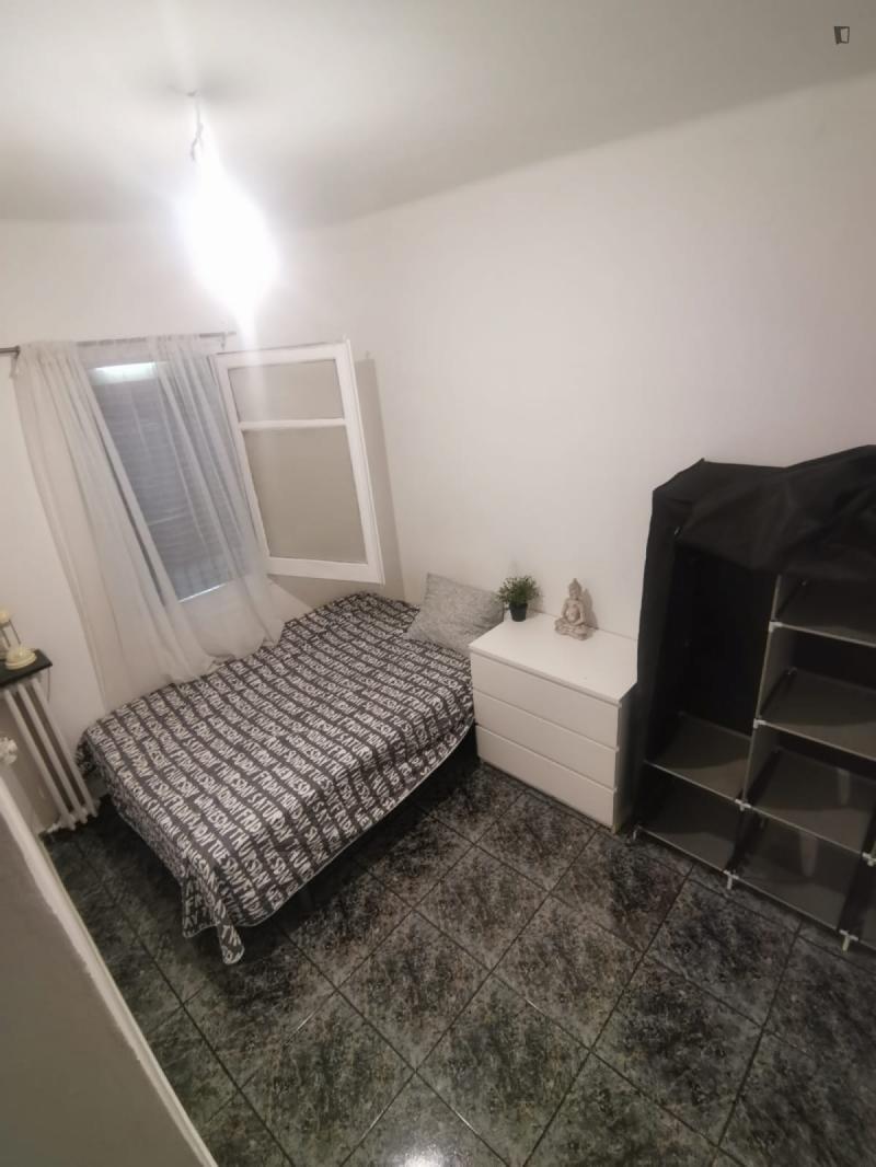 Furnished room in a 4-person shared flat in Sants-Montjuïc · 3