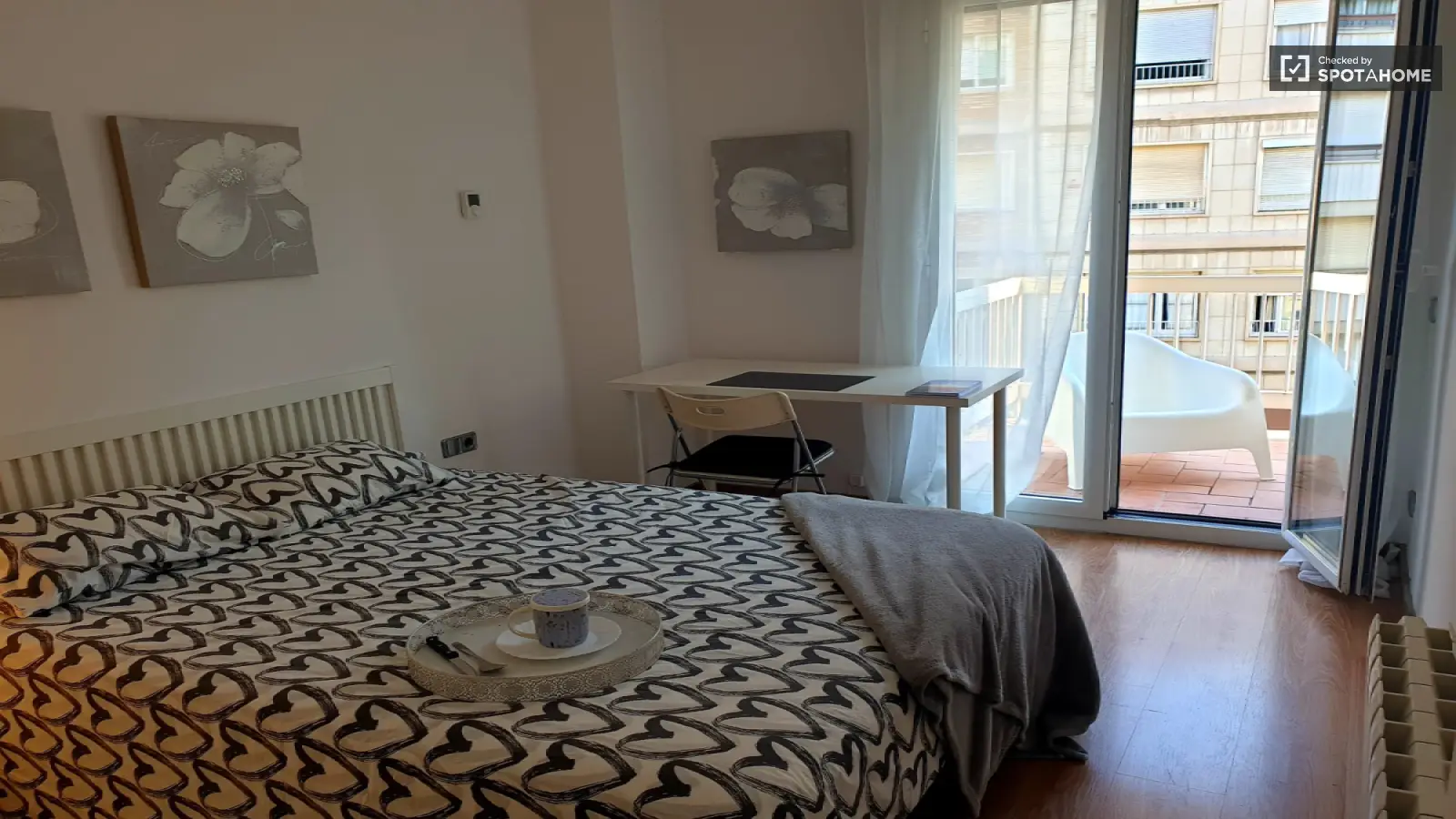 Furnished room in a 4-person shared flat in Gràcia · 2