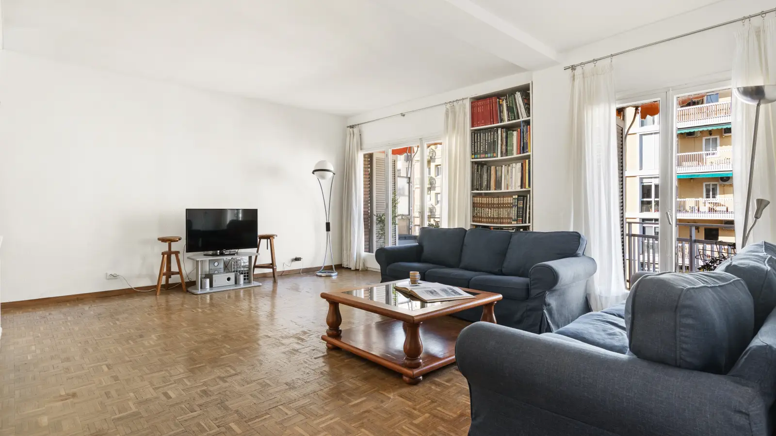 Furnished 4-bedroom flat in Eixample, 180 m² · 2
