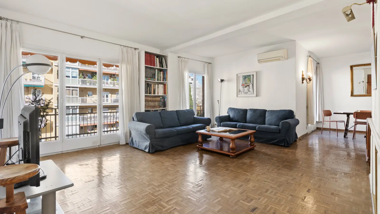 Furnished 4-bedroom flat in Eixample, 180 m² · 4