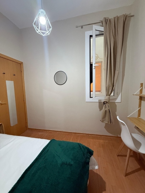 Habitación en piso compartido de 6 personas en Eixample · 2