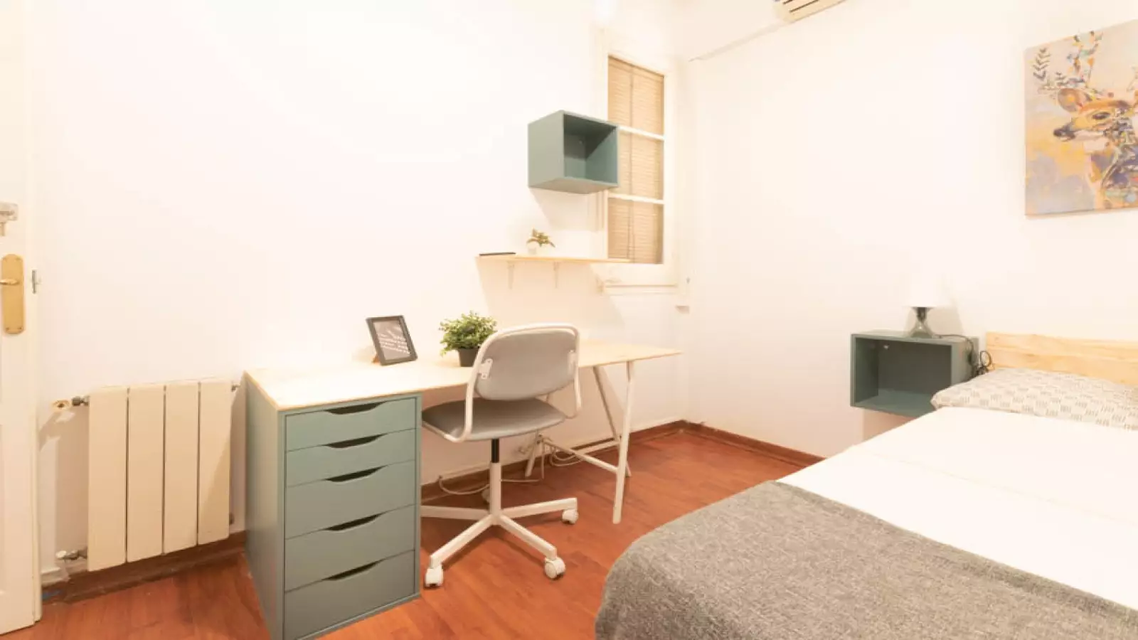 Furnished room in a 5-person shared flat in Eixample · 2