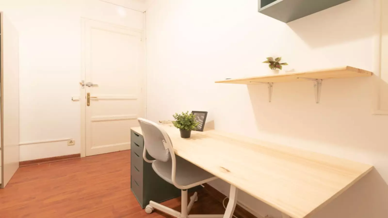 Furnished room in a 5-person shared flat in Eixample · 3