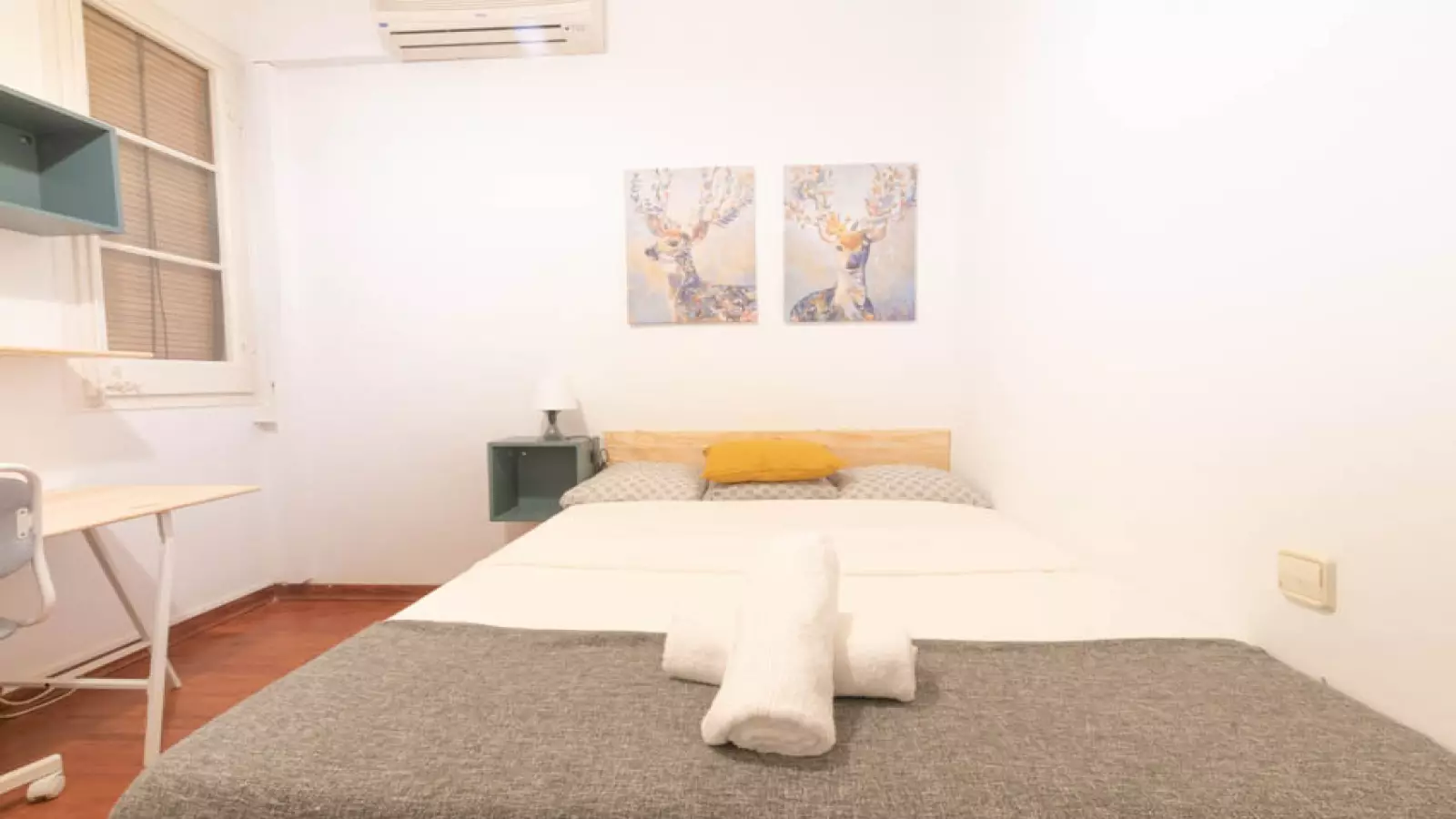 Furnished room in a 5-person shared flat in Eixample · 4