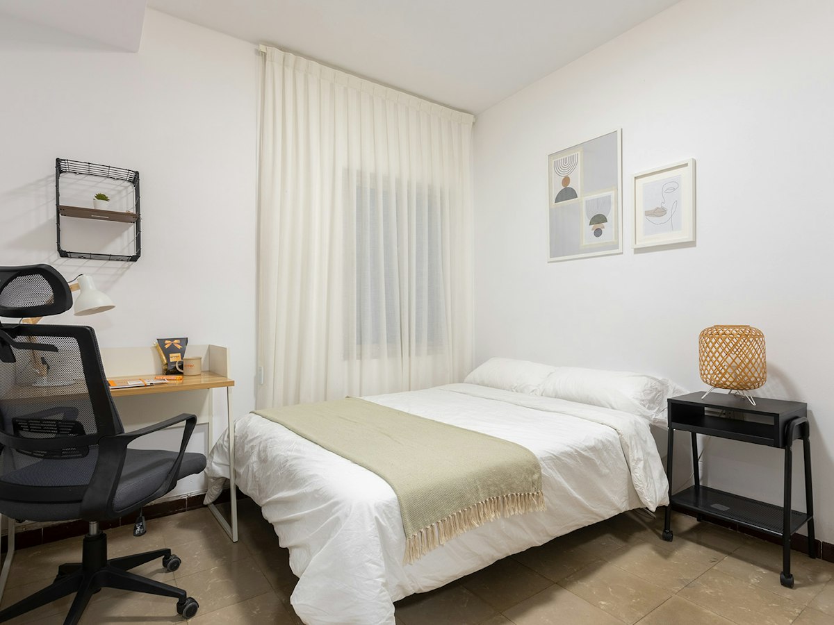 Furnished room in a 4-person shared flat in Gràcia · 3