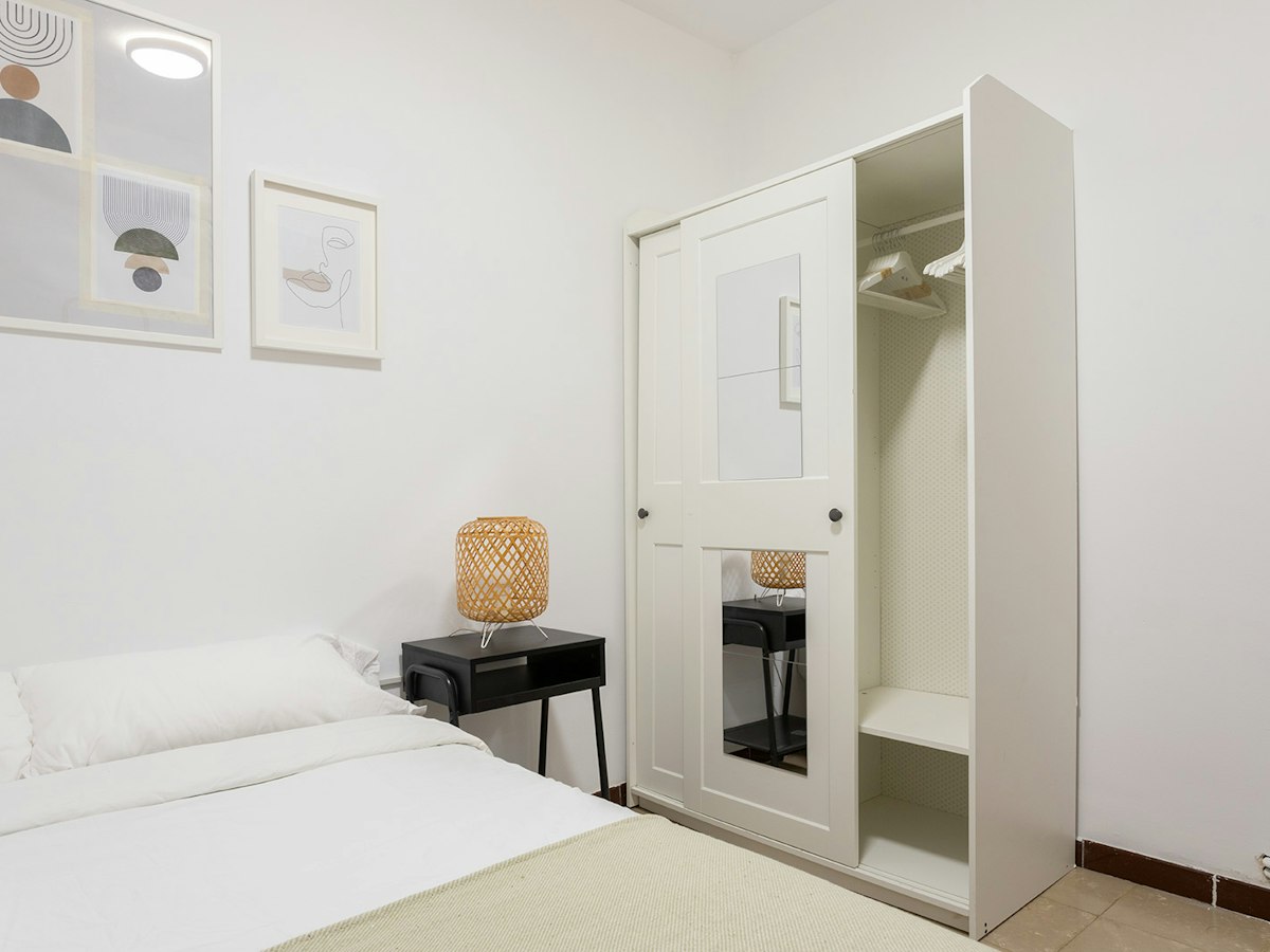 Furnished room in a 4-person shared flat in Gràcia · 4
