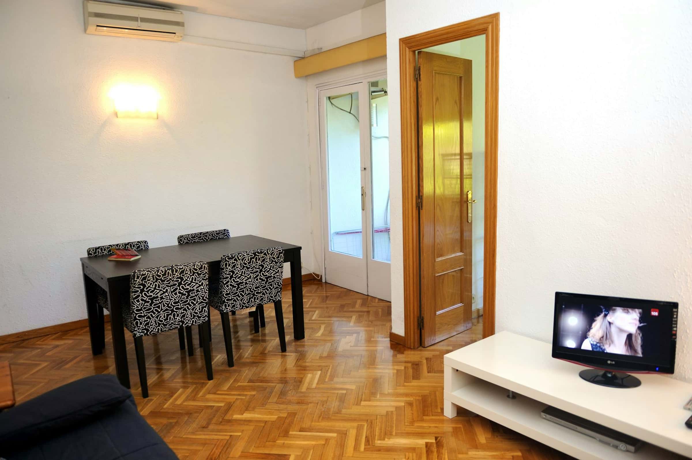 Furnished 2-bedroom flat in Eixample, 60 m² · 3