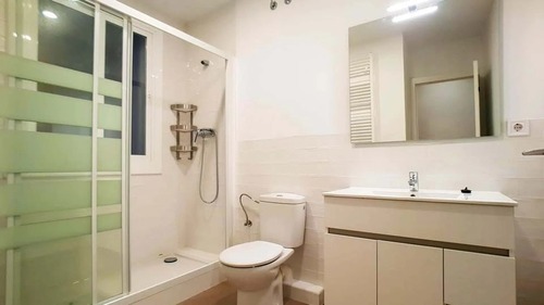 Habitación en piso compartido de 6 personas en Eixample · 4