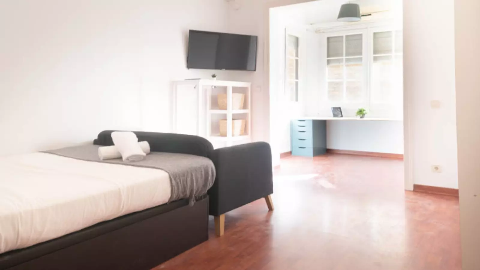 Furnished room in a 5-person shared flat in Eixample · 2