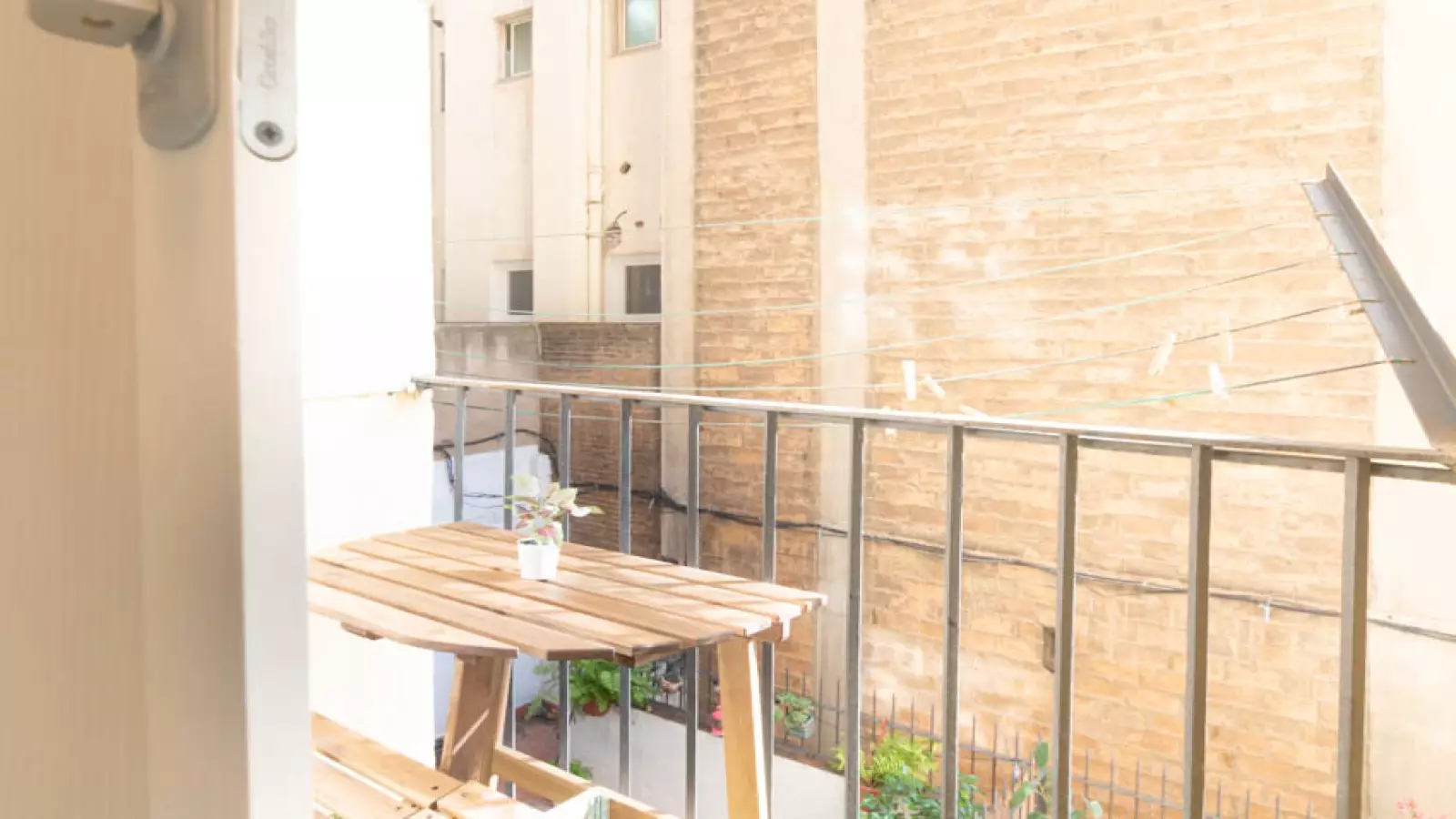 Furnished room in a 5-person shared flat in Eixample · 3