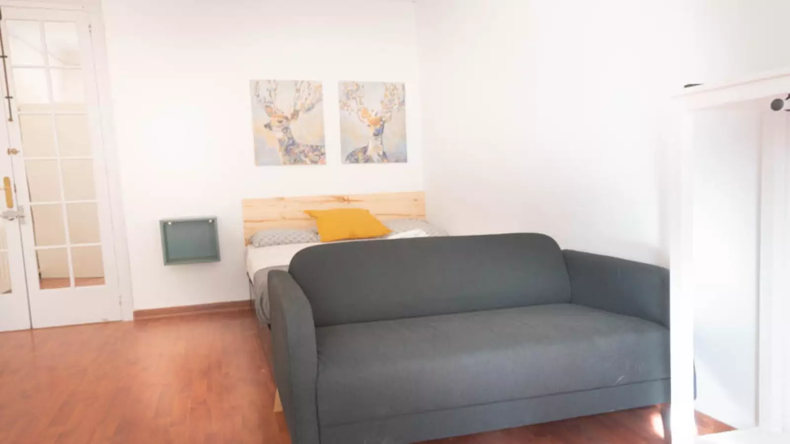 Furnished room in a 5-person shared flat in Eixample · 4