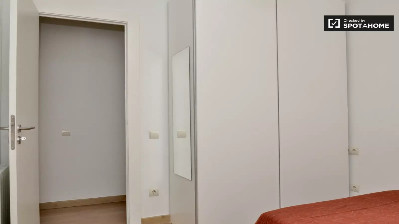 Habitación amueblada en piso compartido de 4 personas en Gràcia · 4
