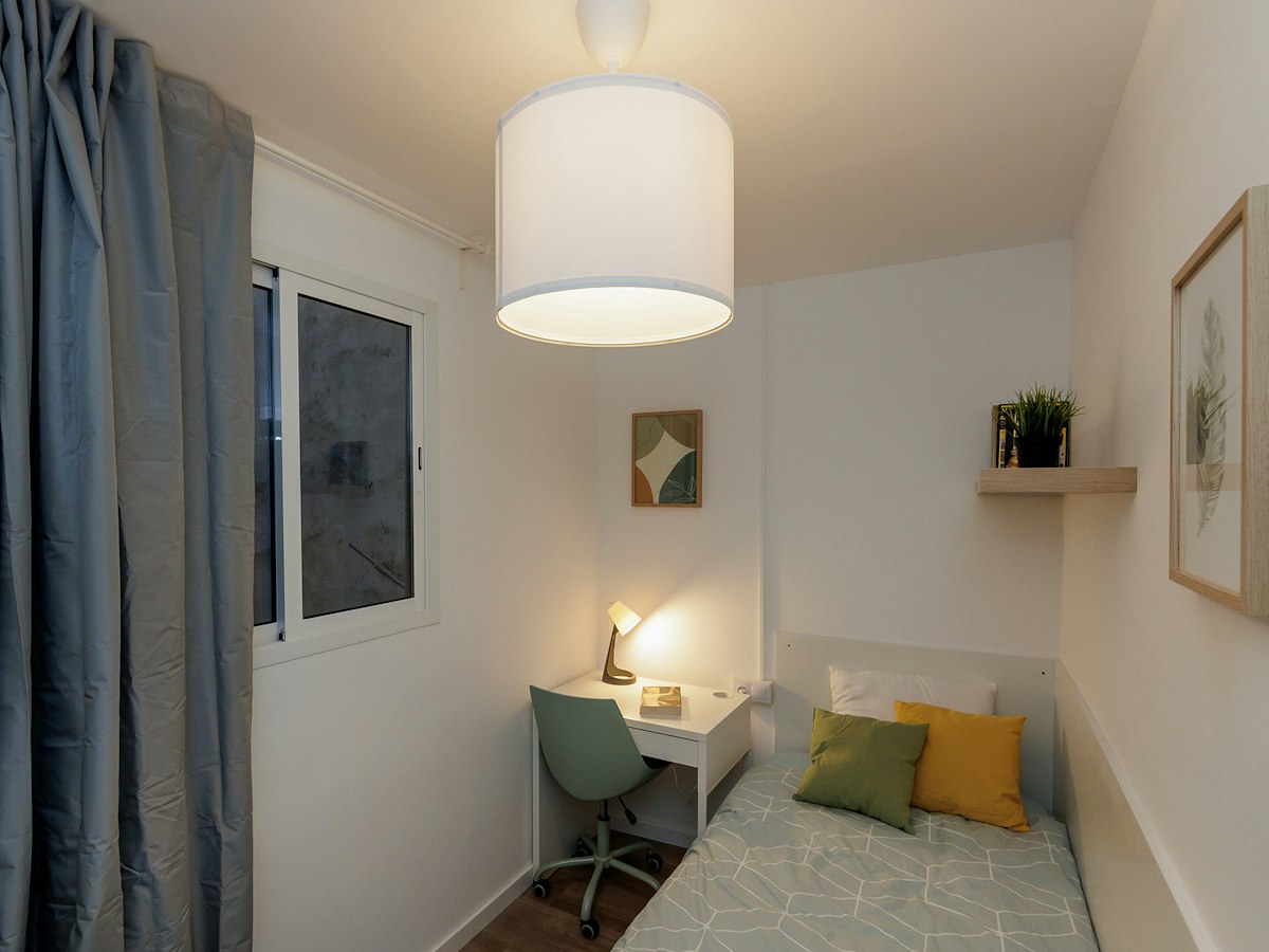 Furnished room in a 5-person shared flat in L'Hospitalet
