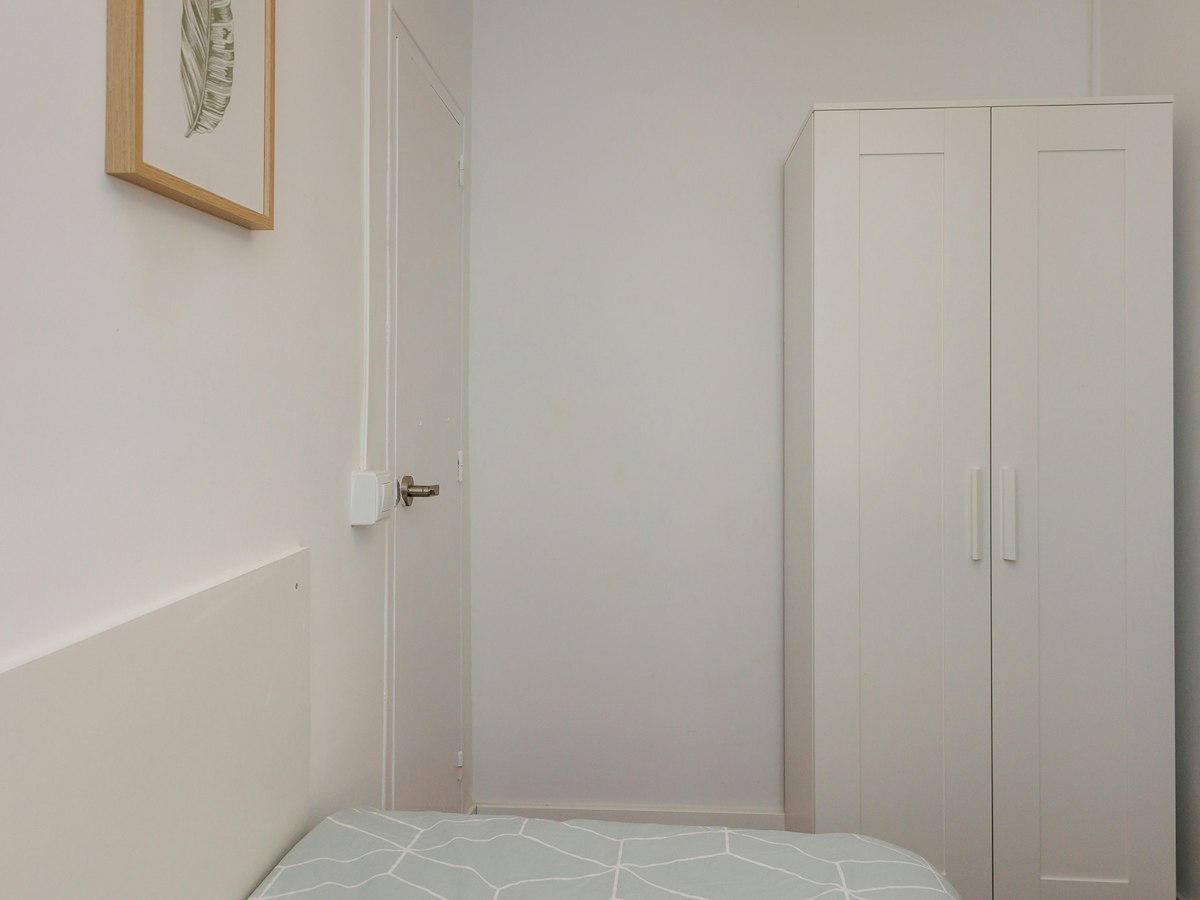 Furnished room in a 5-person shared flat in L'Hospitalet · 3