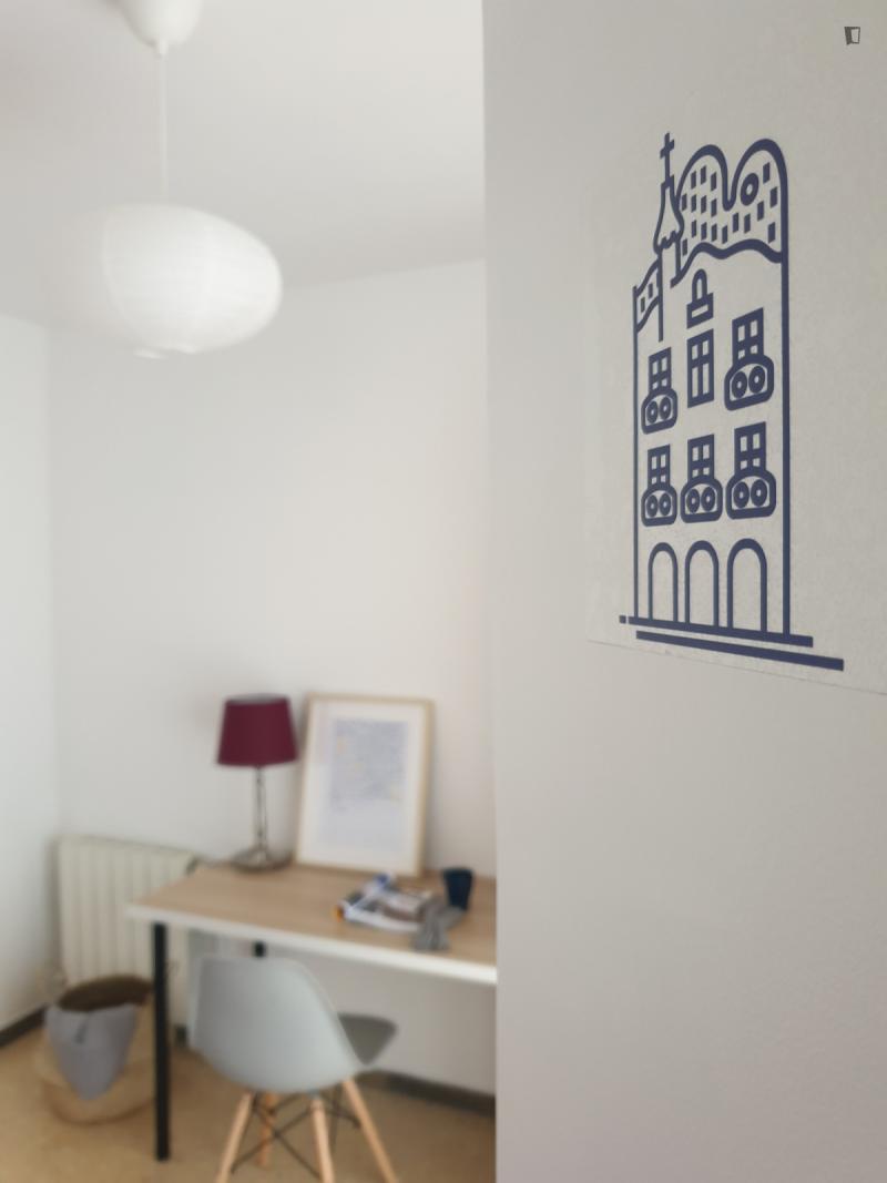 Furnished room in a 4-person shared flat in Sants-Montjuïc · 4