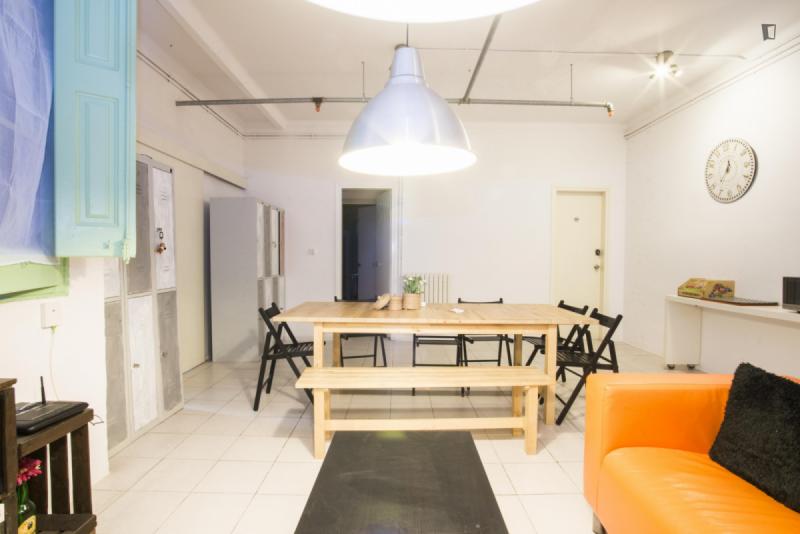 Habitación amueblada en piso compartido de 12 personas en Eixample · 3