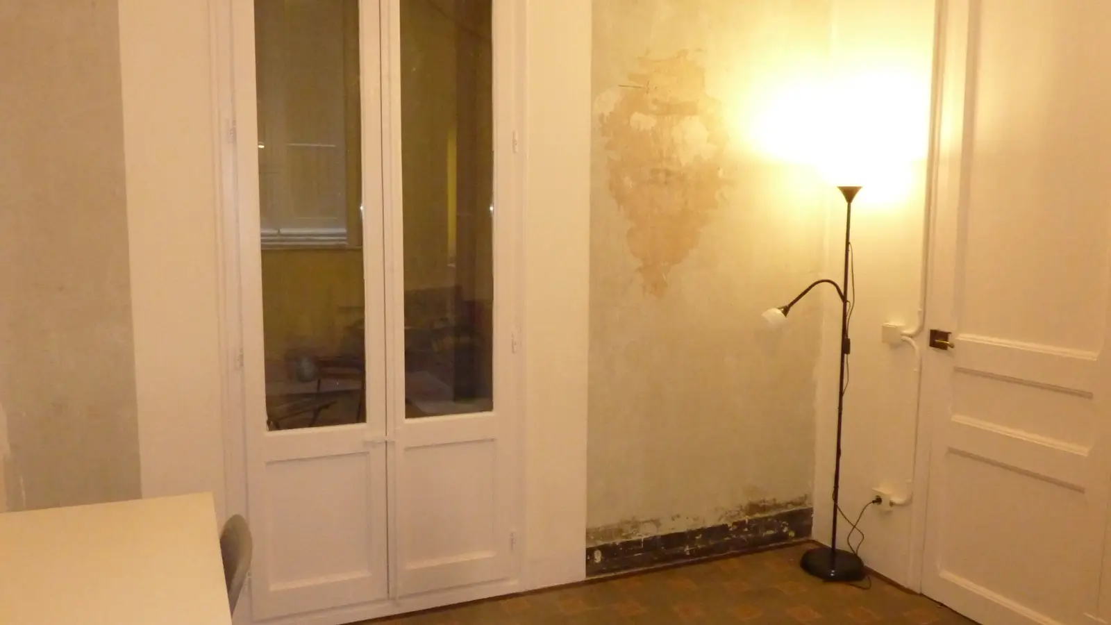 Furnished room in a 5-person shared flat in Eixample · 2