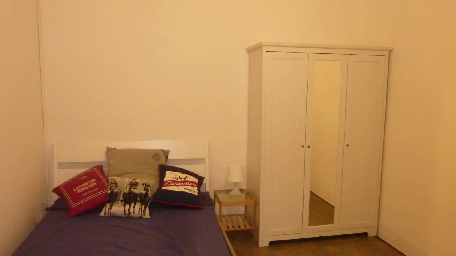 Furnished room in a 5-person shared flat in Eixample · 3