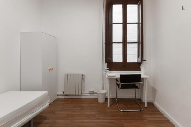 Habitación amueblada en piso compartido de 11 personas en Ciutat Vella · 2
