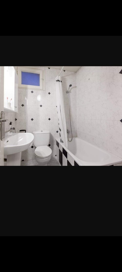 Habitación en piso compartido de 3 personas en Eixample · 3